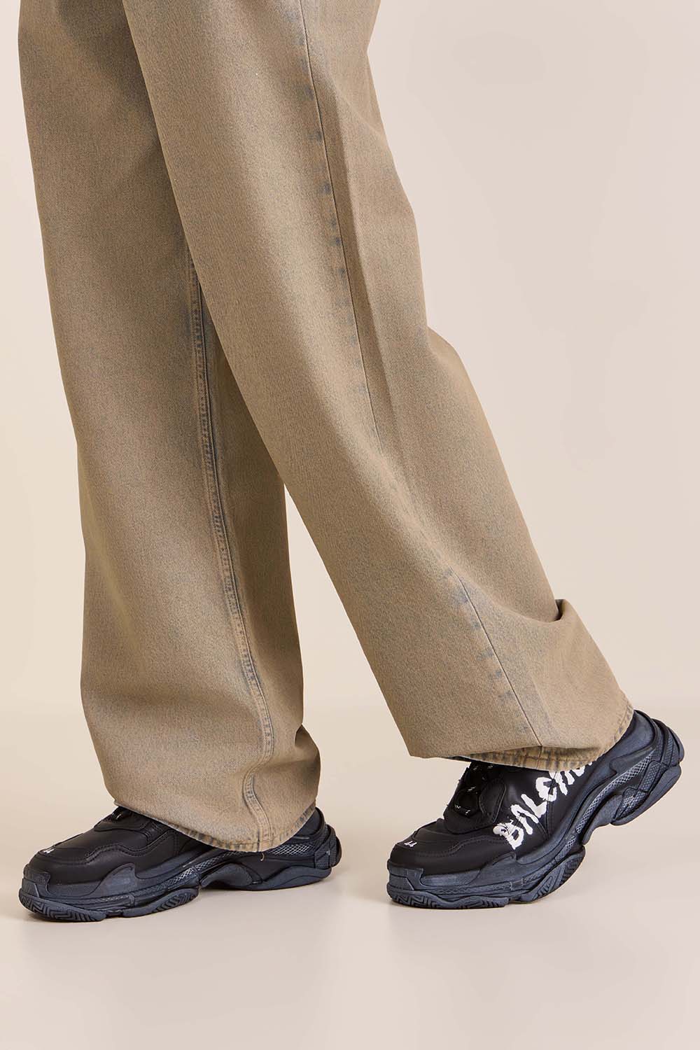 תמונת כל הלוק של נעלי סניקרס טריפל אס לוגו